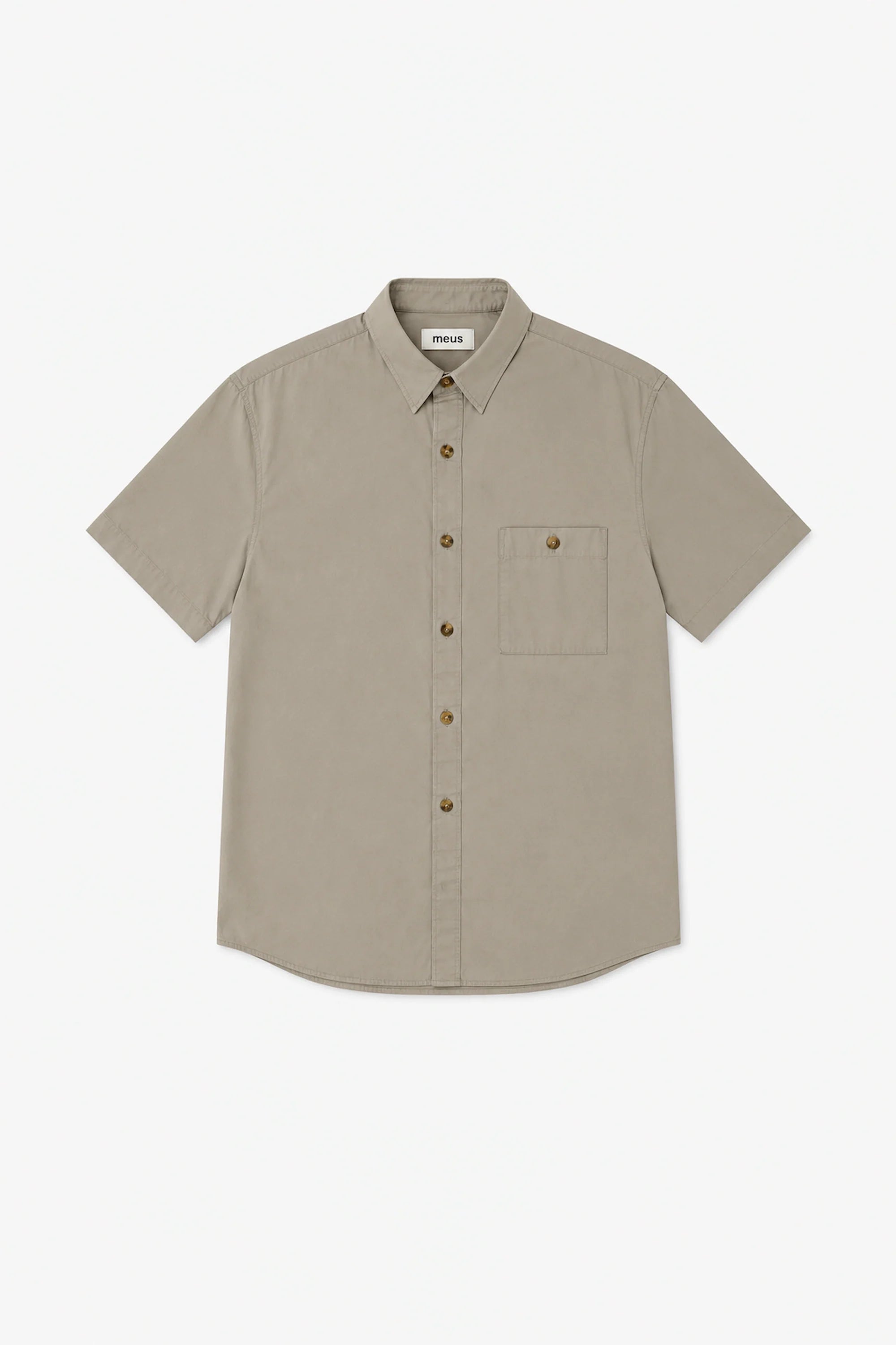 homme portant une chemise rose et un pantalon beige meus paris