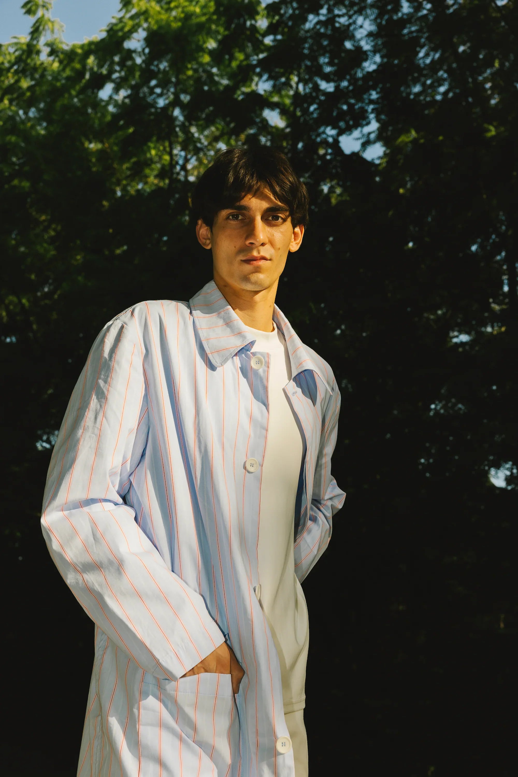 homme portant un manteau oversize meus paris 