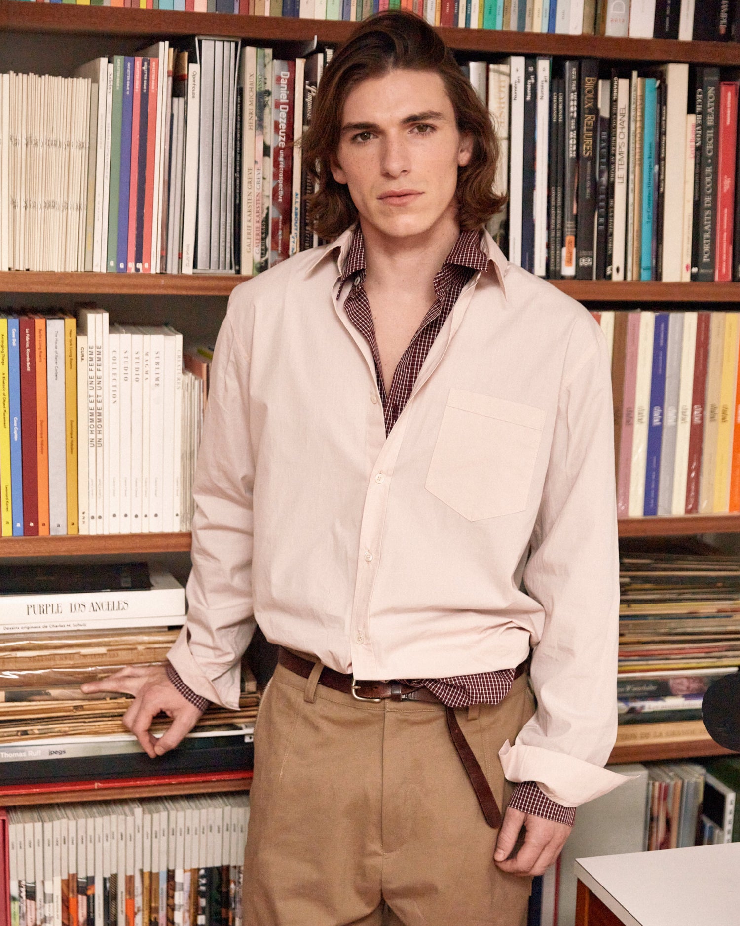 homme portant une chemise rose et un pantalon beige meus paris