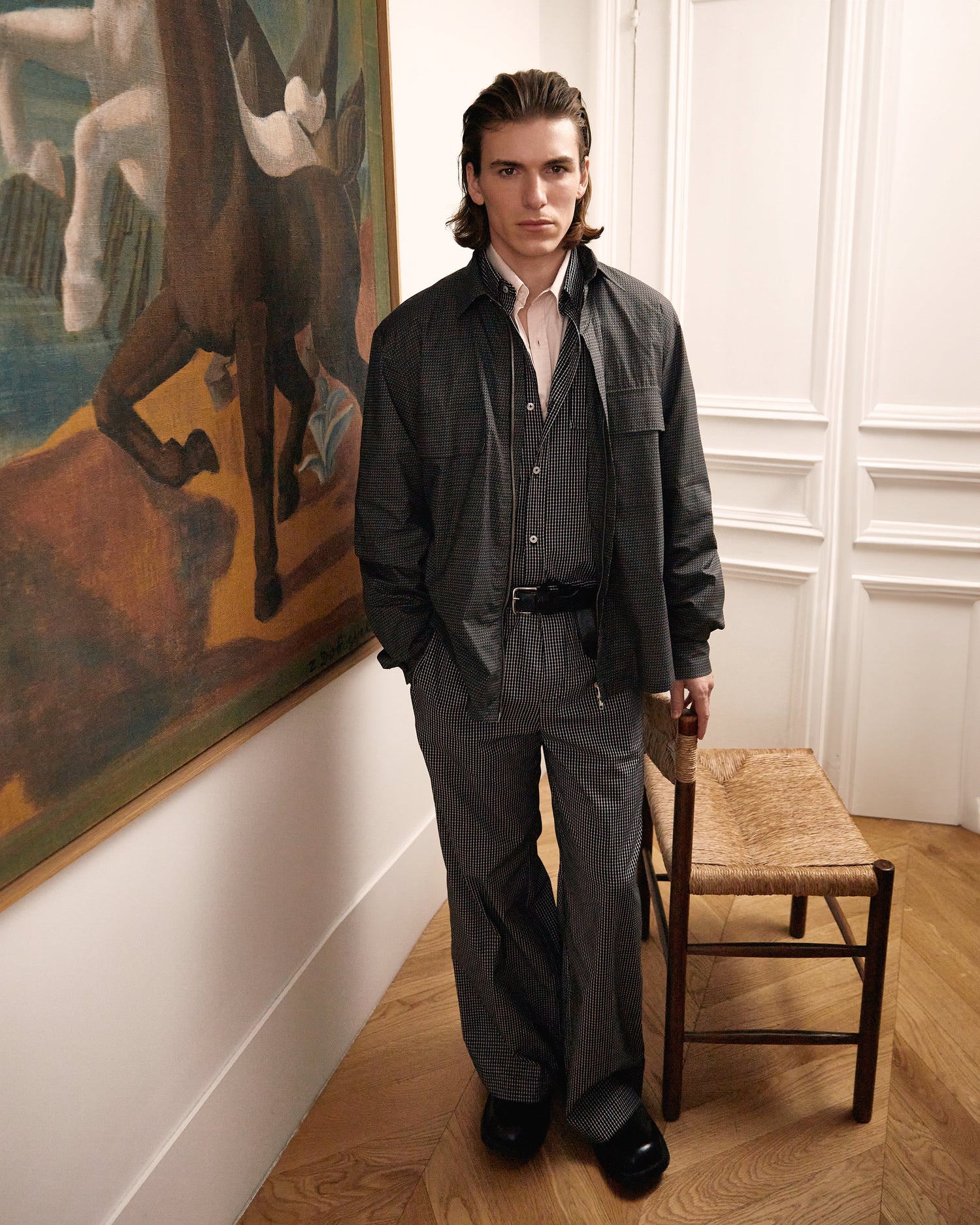 homme portant un ensemble chemise et pantalon vichy meus paris