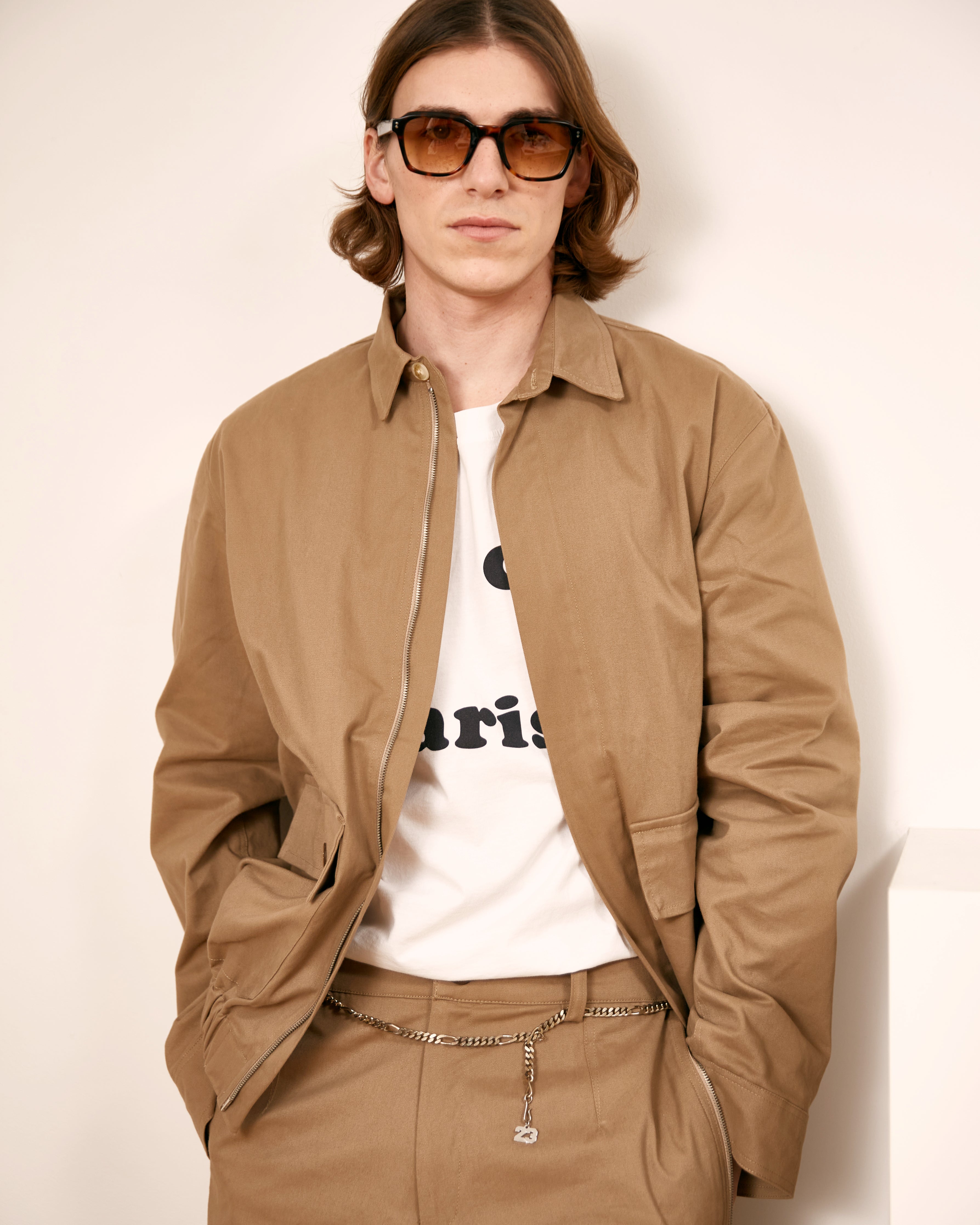 homme portant un ensemble veste et pantalon beige meus paris