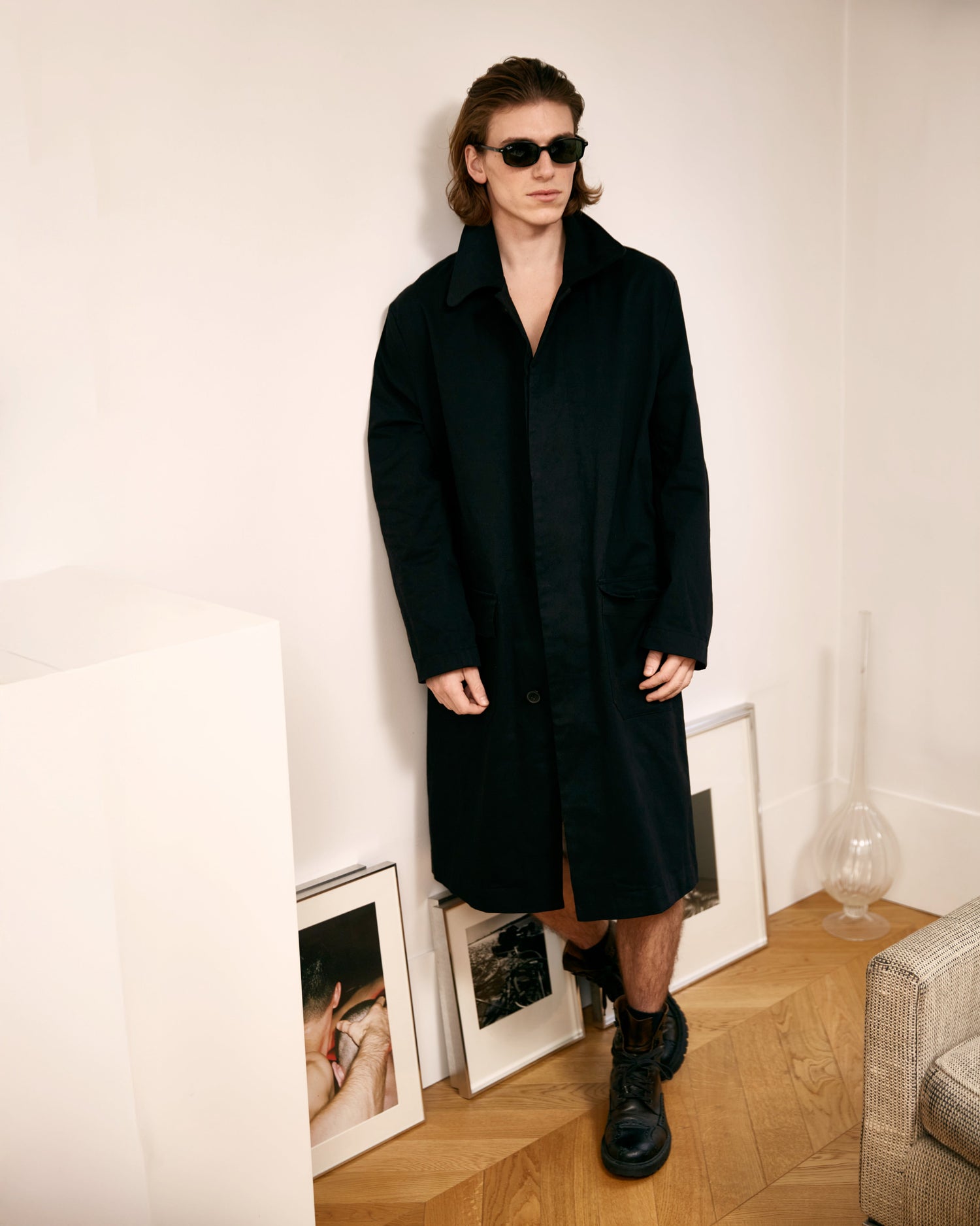 homme portant un manteau oversize meus paris 