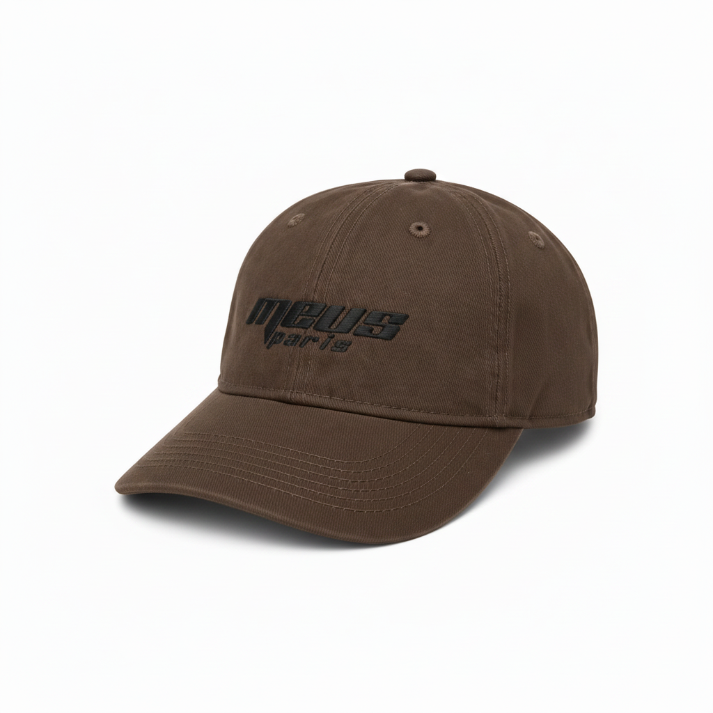 Casquette marron avec logo meus paris brodé en vue trois-quarts