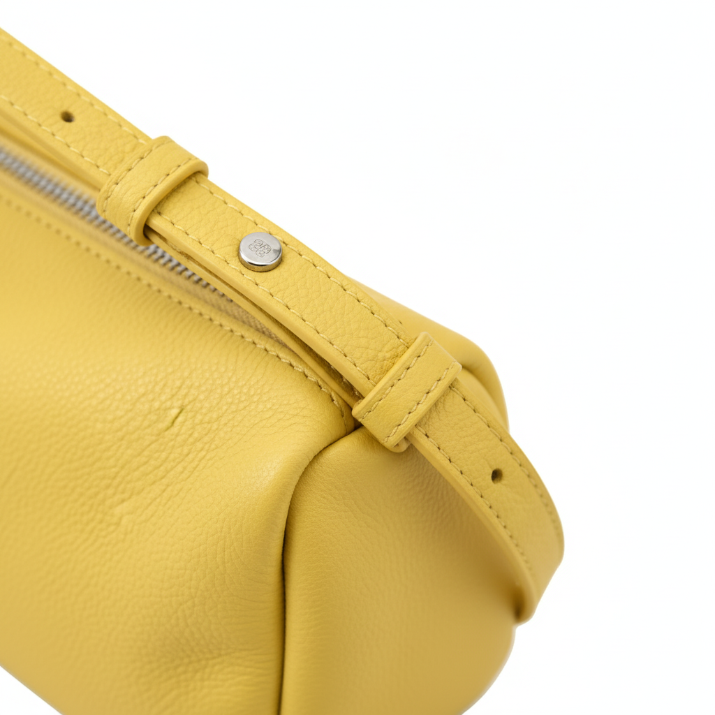 Détail de la bandoulière jaune