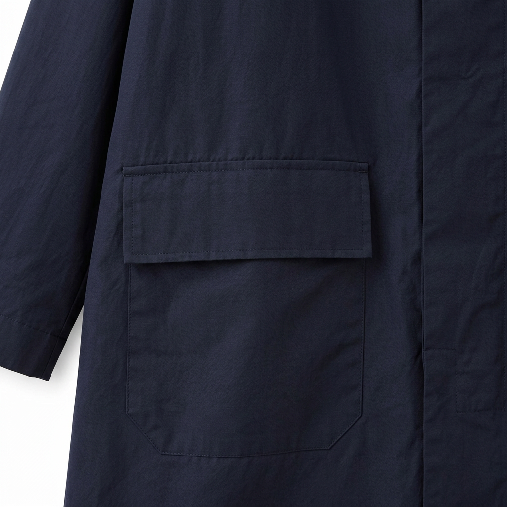Détail de la poche du manteau surtaillé bleu marine