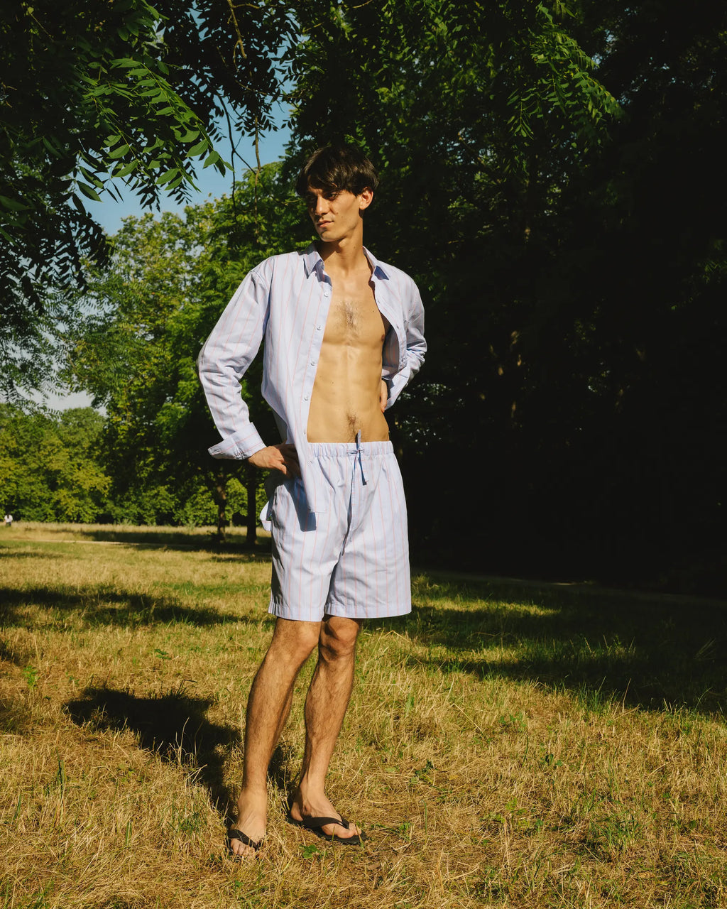 homme portant un ensemble chemise et short bleu rayé rouge meus paris dans le bois de Vincennes 