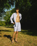 homme portant un ensemble chemise et short bleu rayé rouge meus paris dans le bois de Vincennes 