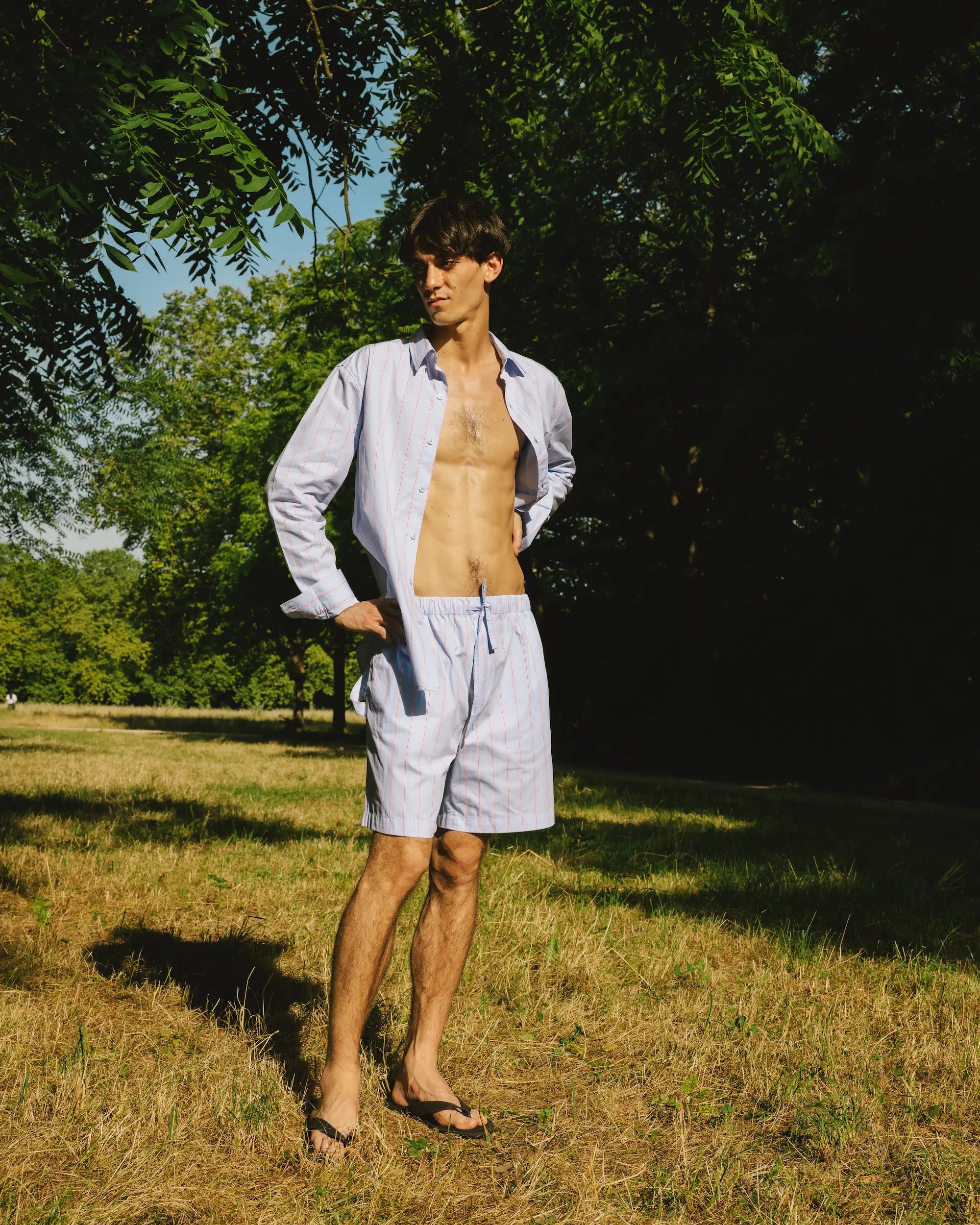 homme portant un ensemble chemise et short bleu rayé rouge meus paris dans le bois de Vincennes 