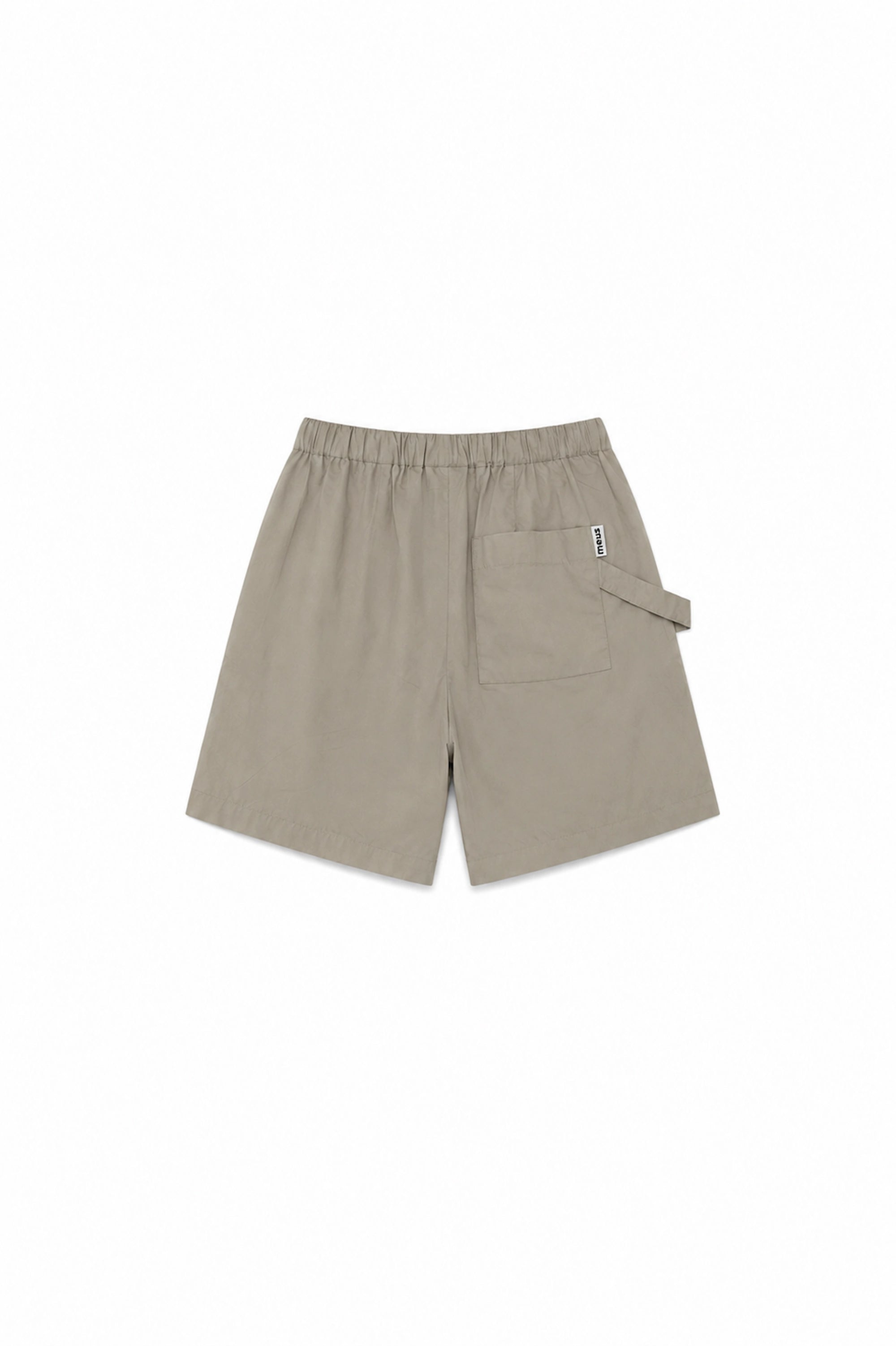 short beige coton meus paris avec poche plaquée et détail homme vue de dos 
