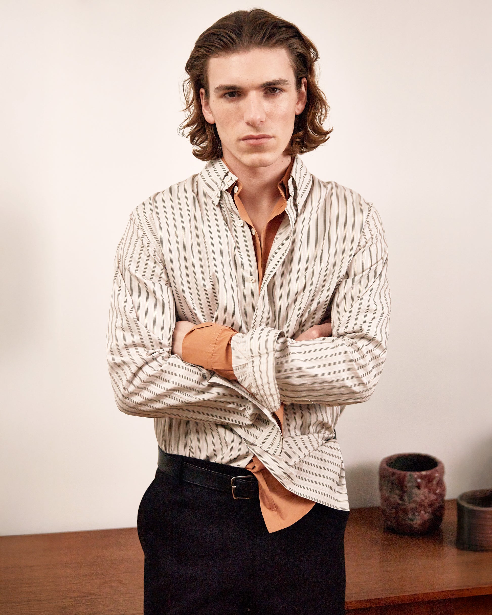 look homme chemise rayée et pantalon noir meus paris vue face 