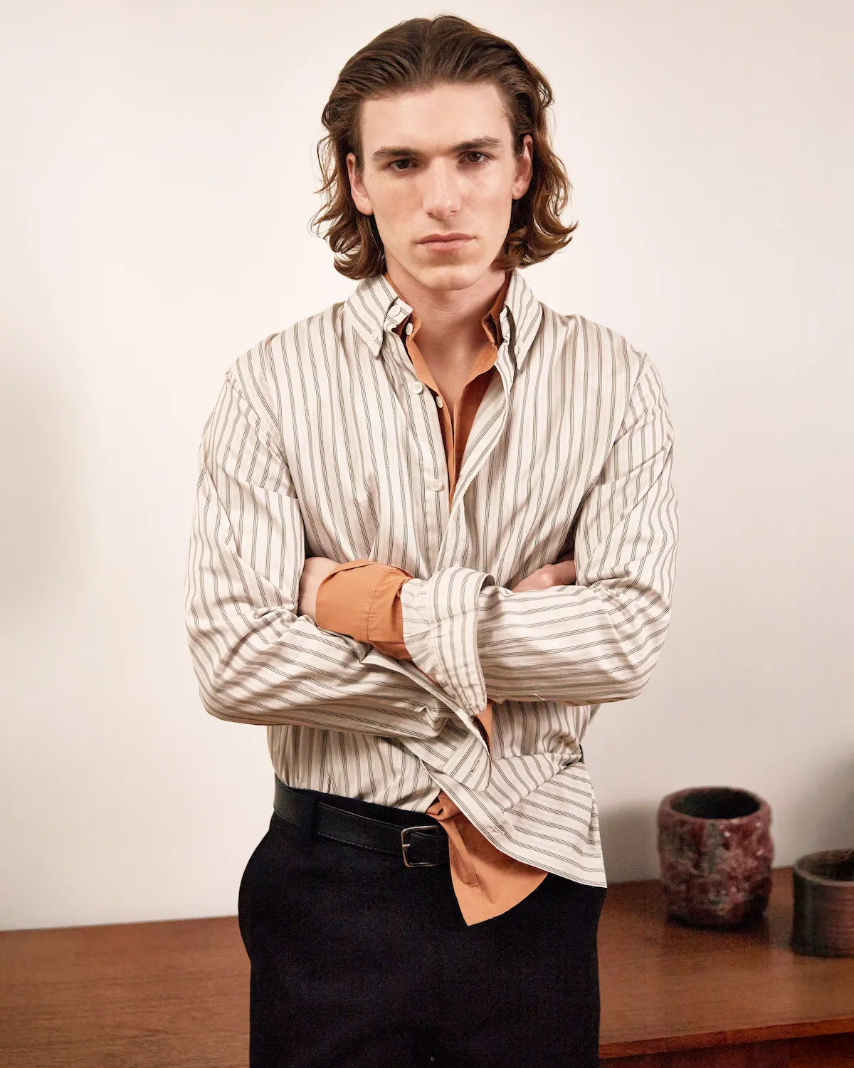 look homme chemise rayée et pantalon noir meus paris vue face 