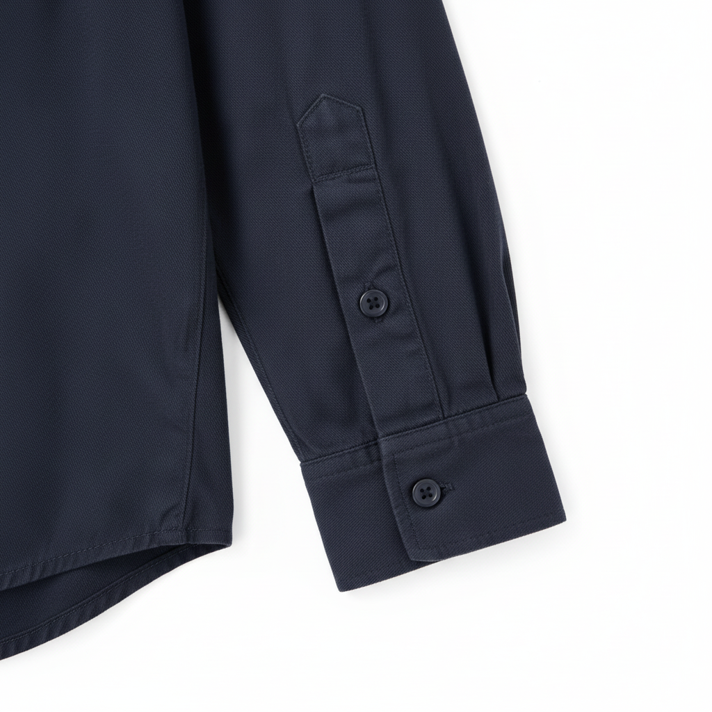 Manche de la chemise bleu marine