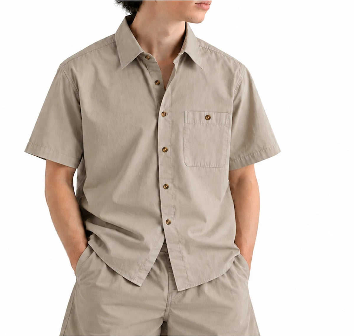 mannequin portant un ensemble chemise et short taupe meus paris vue de face 