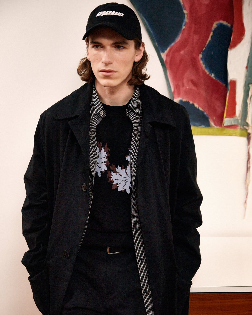 look meus paris manteau noir et casquette brodée homme vue face 