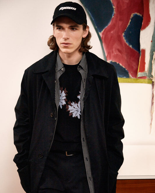 look meus paris manteau noir et casquette brodée homme vue face 