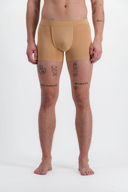 homme portant un boxer camel meus paris vue face