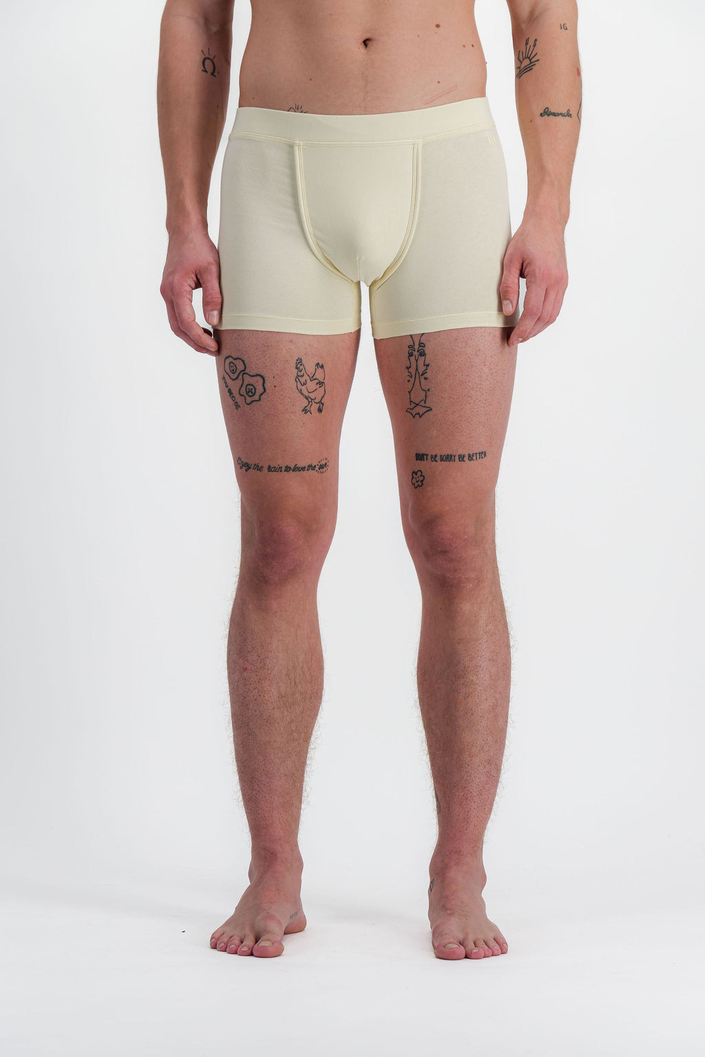 homme portant un boxer écru meus paris vue face