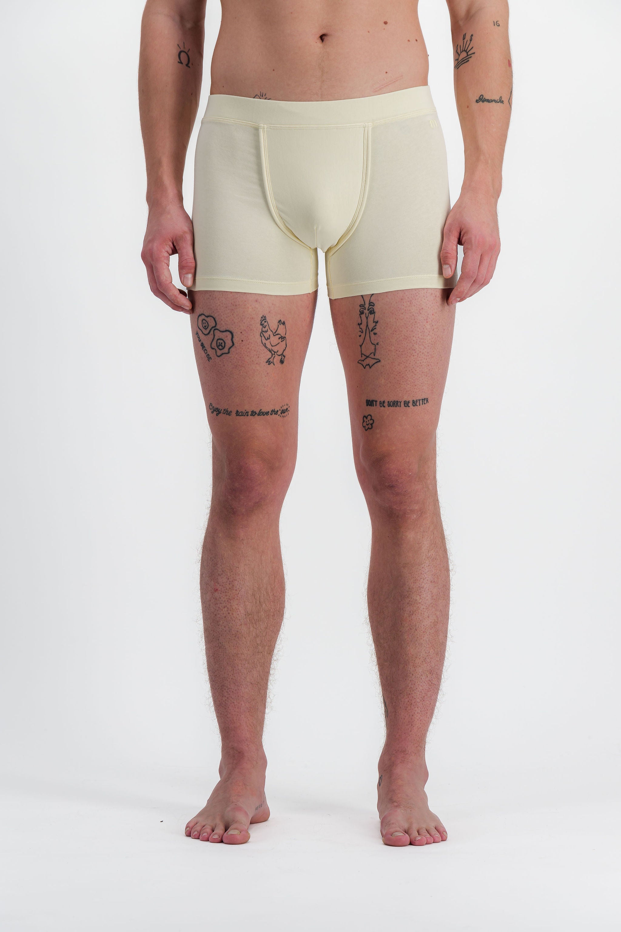 homme portant un boxer écru meus paris vue face