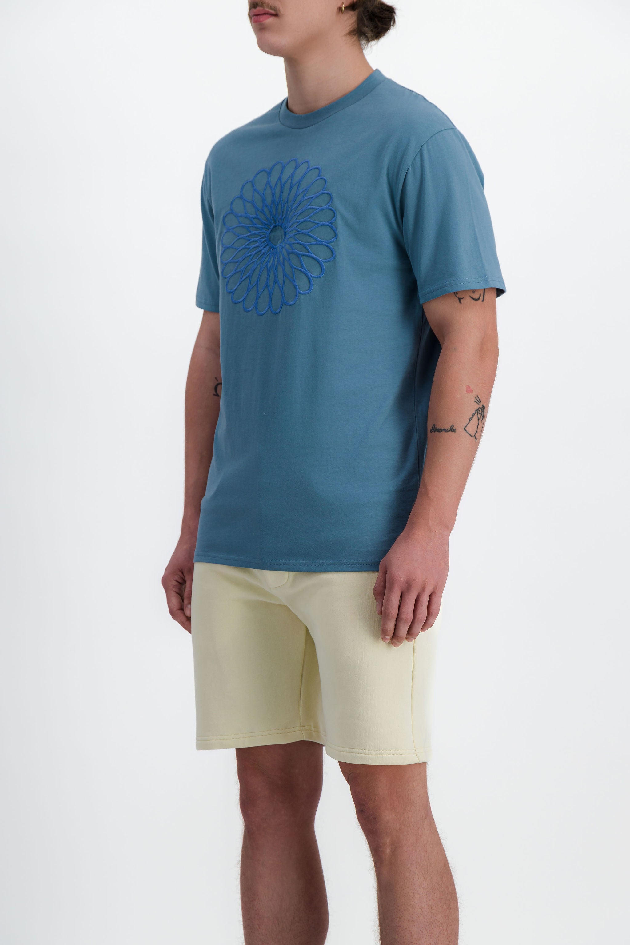 t shirt bleu broderie fleur homme et short écru meus paris vue côté