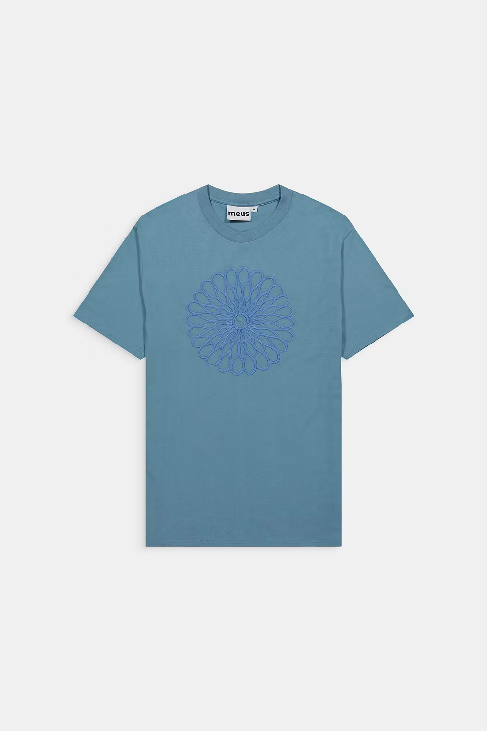 t-shirt bleu homme et broderie pétales de fleur meus paris vue face 