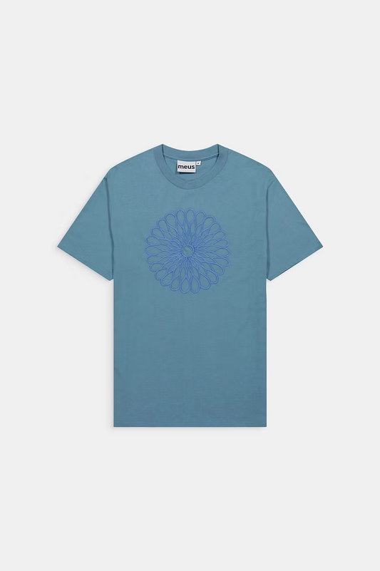 t-shirt bleu homme et broderie pétales de fleur meus paris vue face 