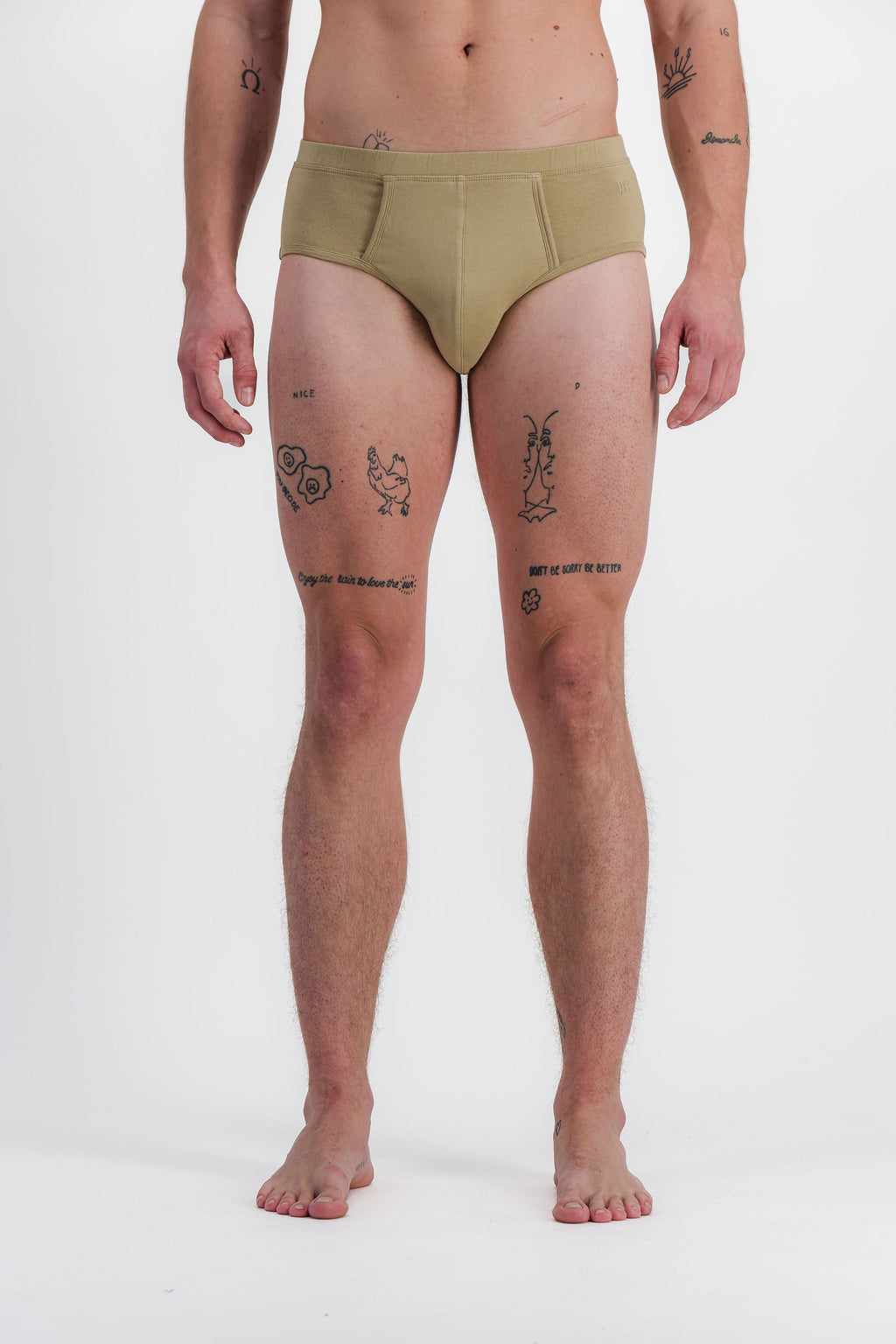 homme portant un slip beige meus paris vue face 