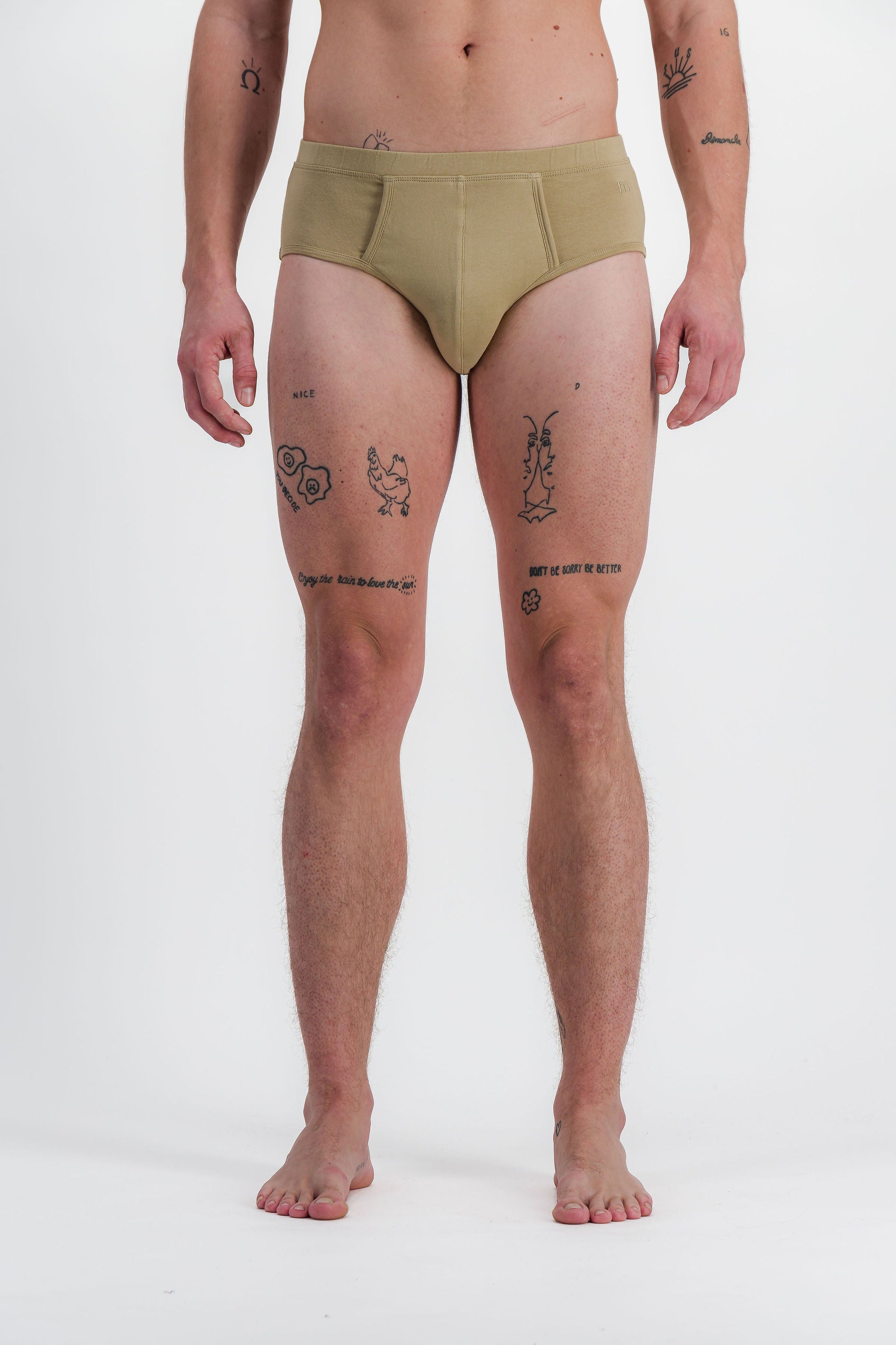 homme portant un slip beige meus paris vue face 