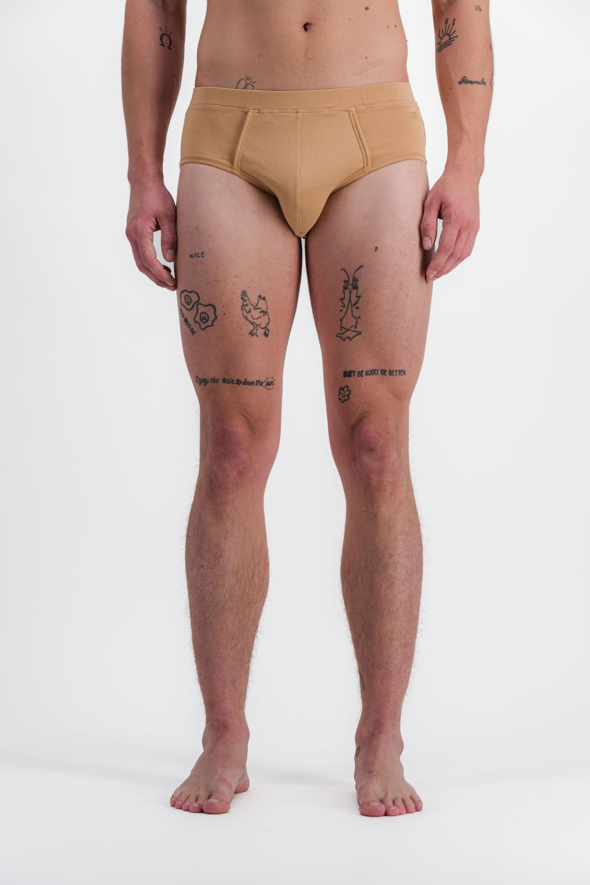 homme portant un slip camel meus paris vue face 