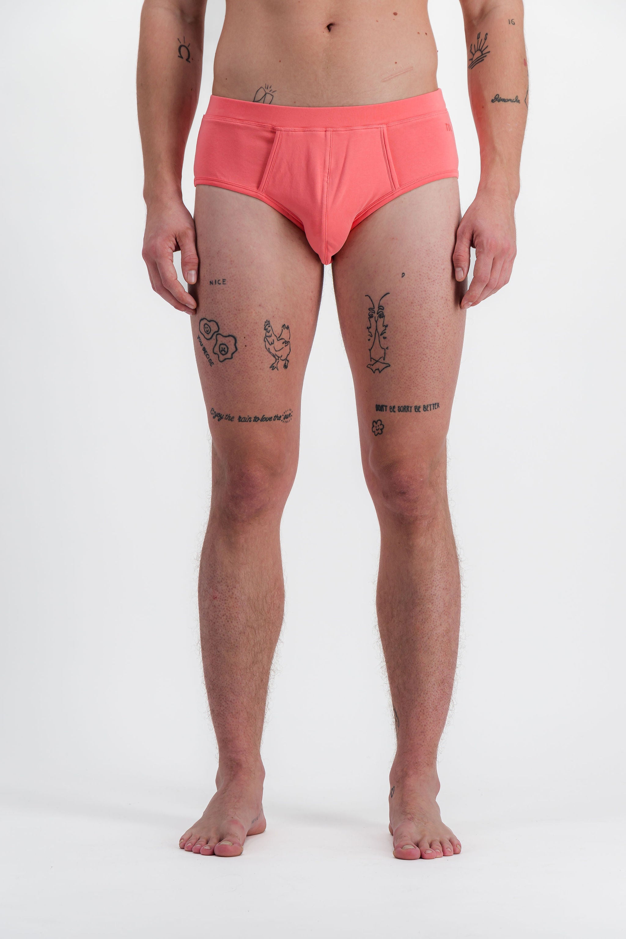 homme portant un slip rose meus paris
